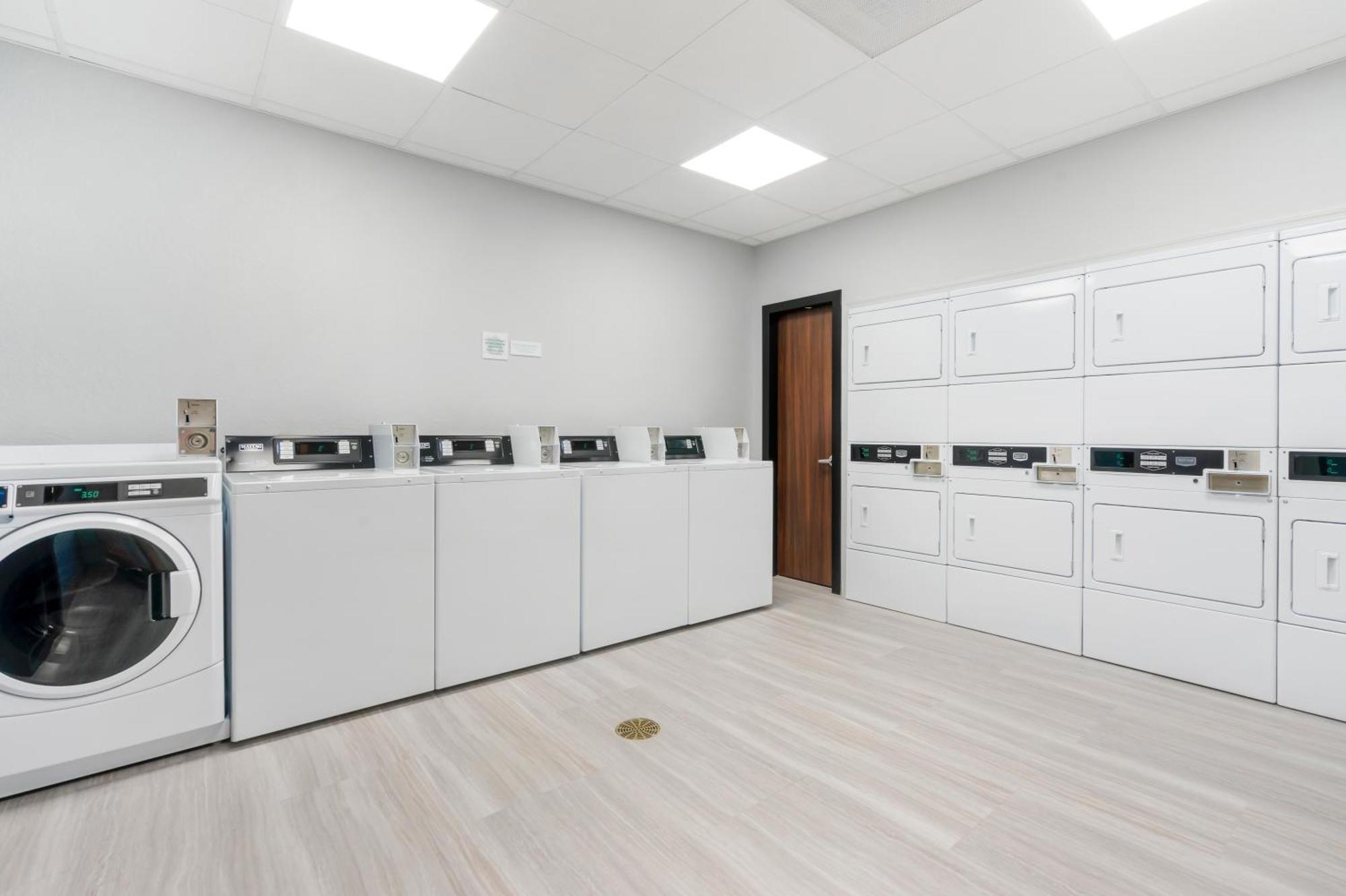 Hometowne Studios By Red Roof Tampa - Airport West Chase Extérieur photo